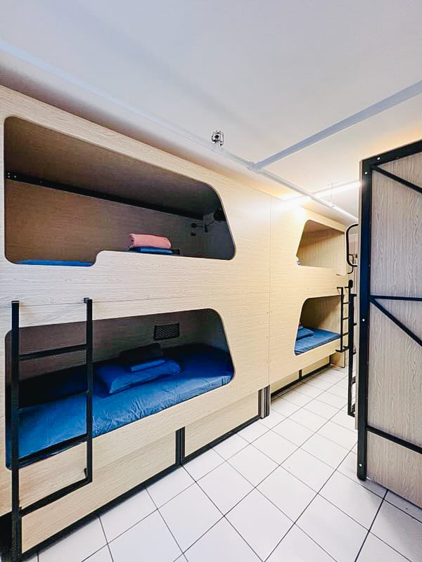 Mix 6 Bed Dorm Share Bathroom (18-35 Age Only)