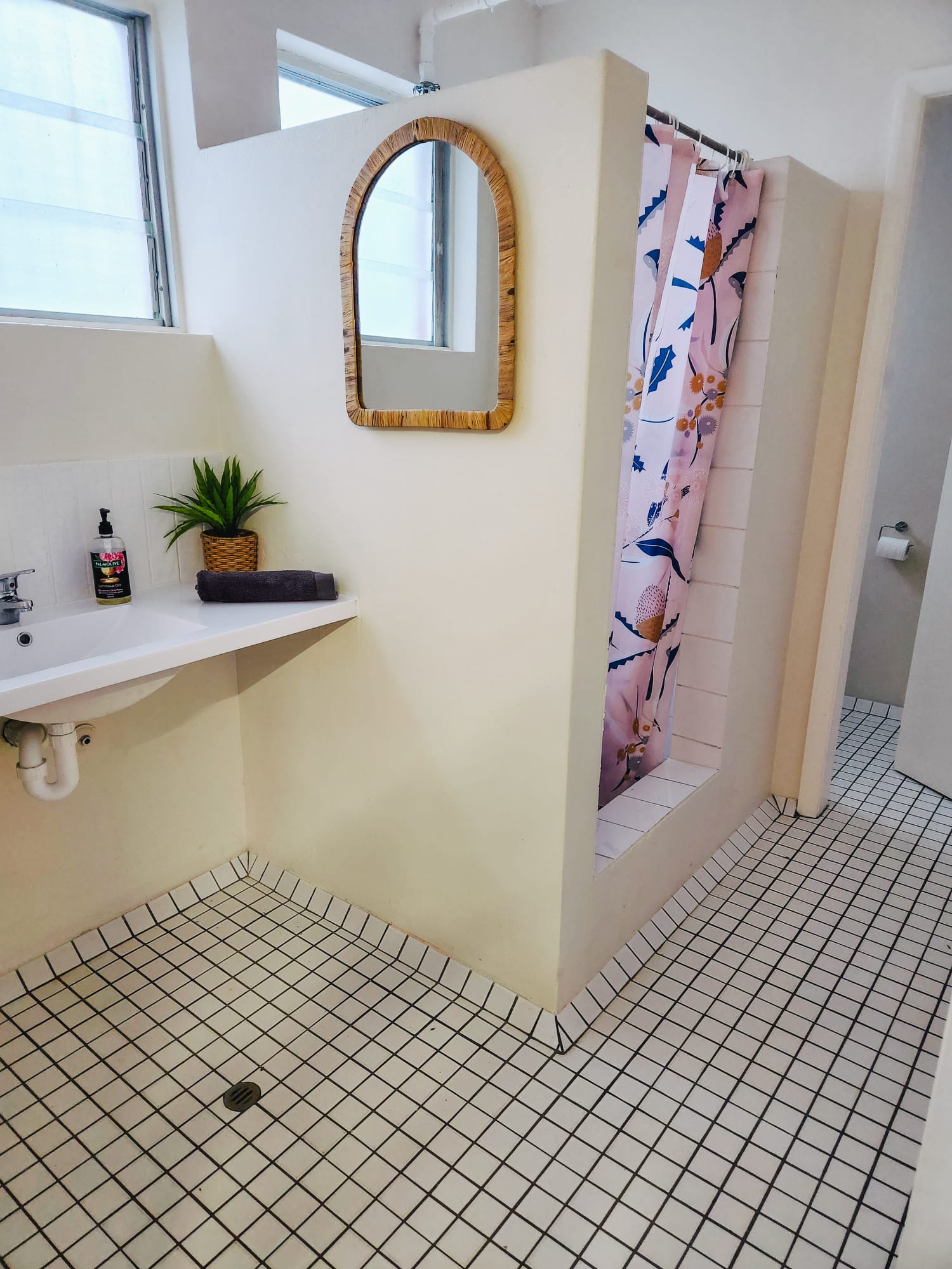 Female 4 Bed Dorm with Bathroom (18-35 Age Only) King single pod beds